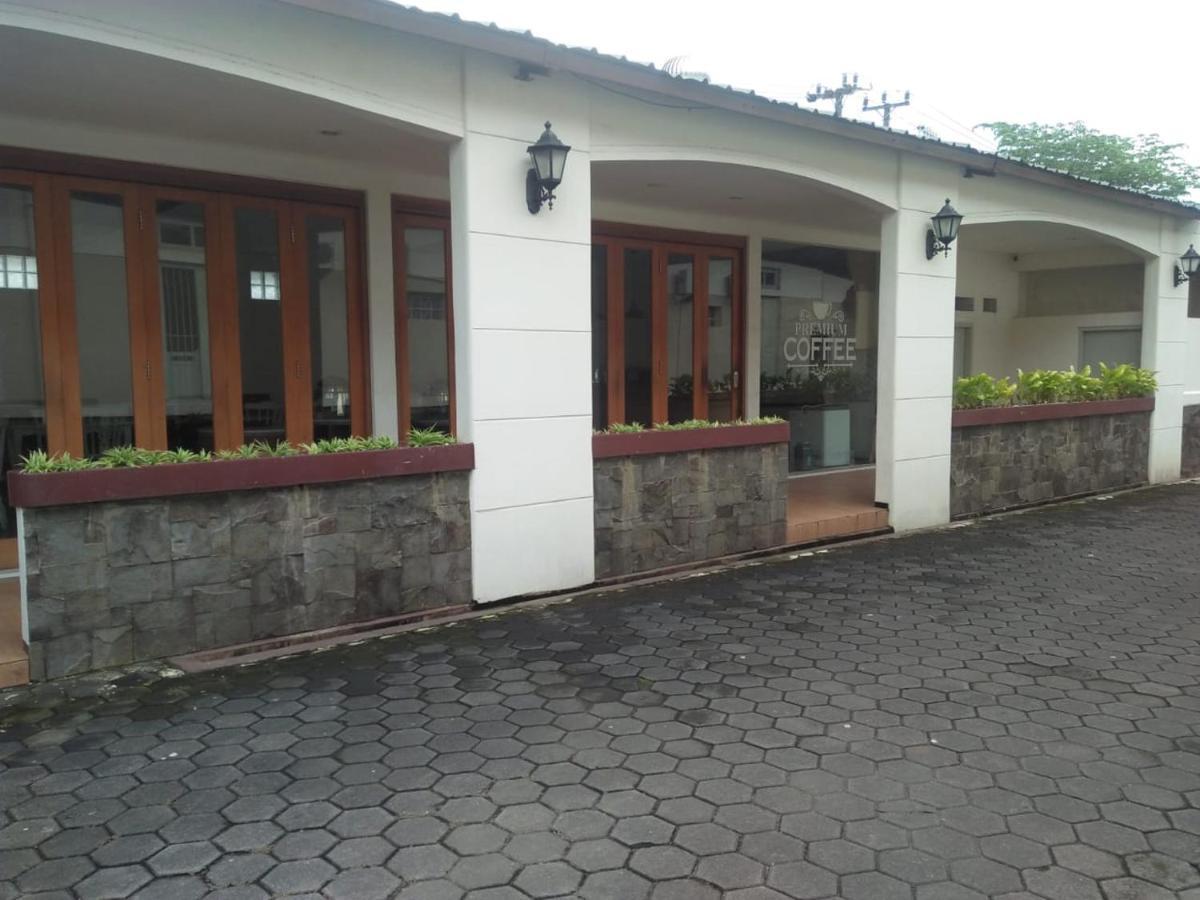 Hotel Besar Пурвокерто Екстериор снимка