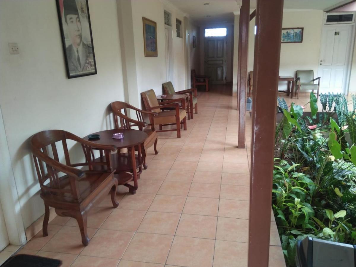 Hotel Besar Пурвокерто Екстериор снимка
