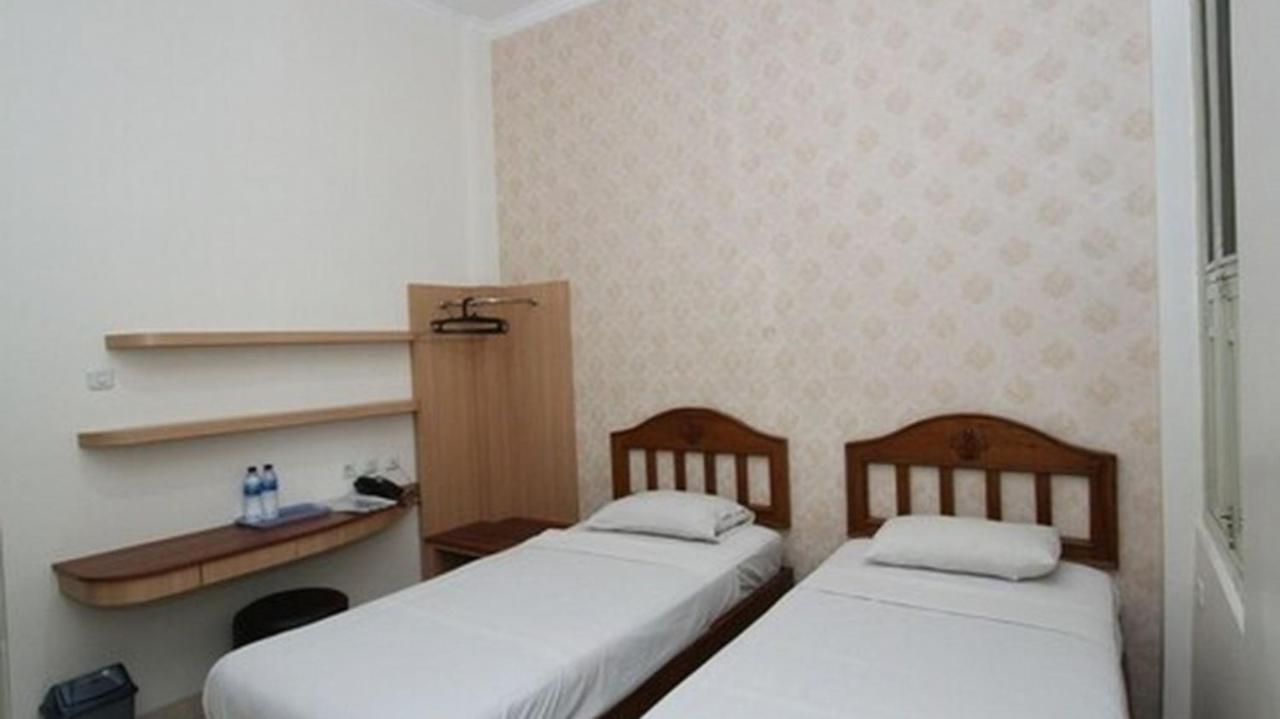 Hotel Besar Пурвокерто Екстериор снимка