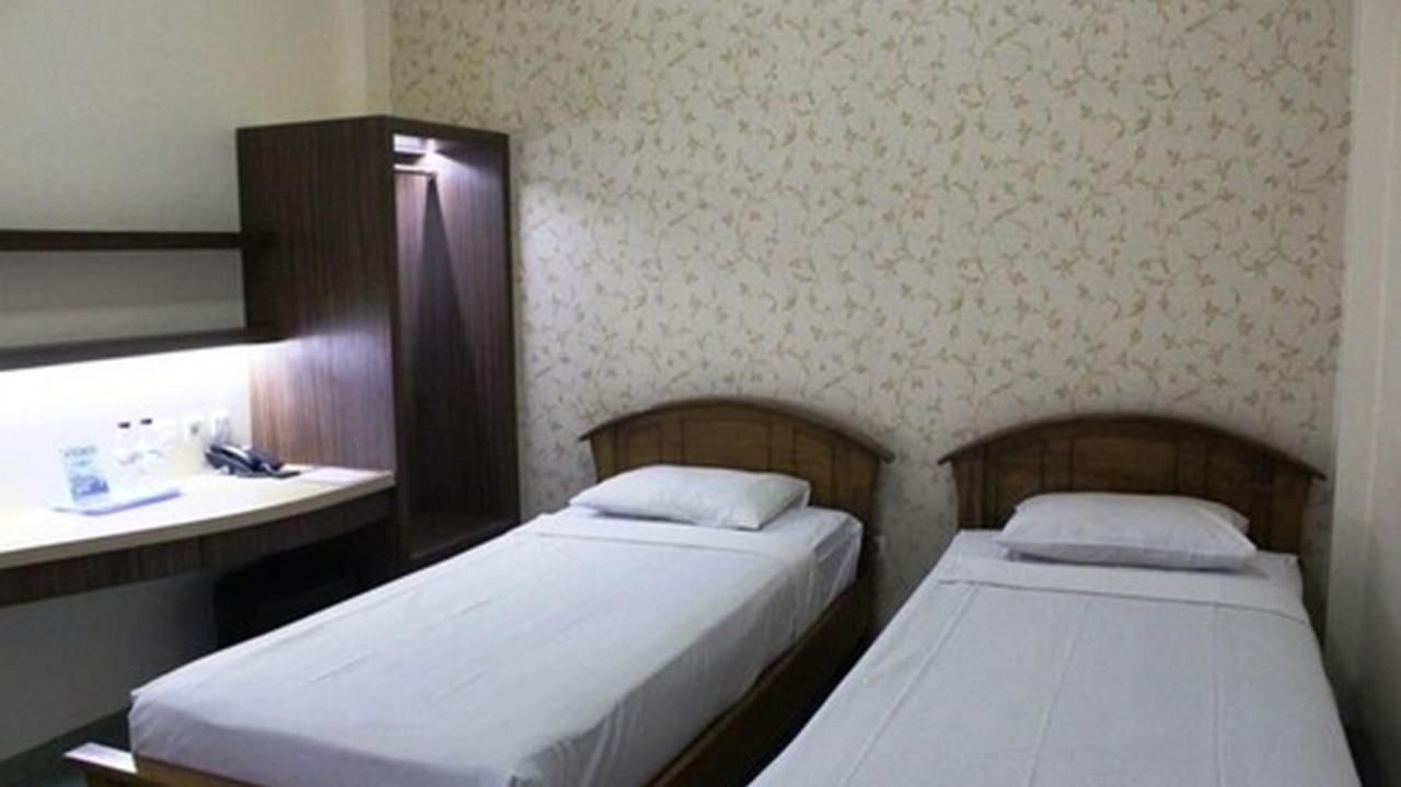 Hotel Besar Пурвокерто Екстериор снимка