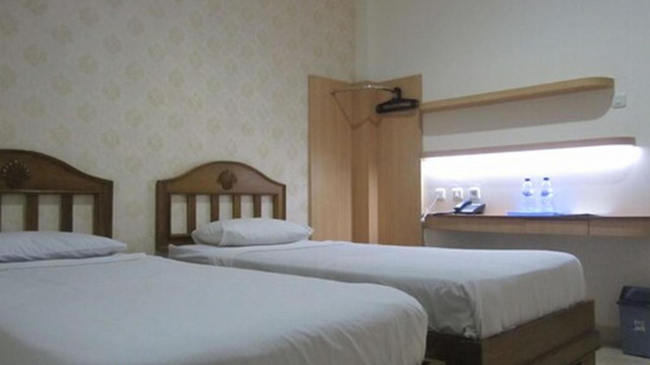 Hotel Besar Пурвокерто Екстериор снимка