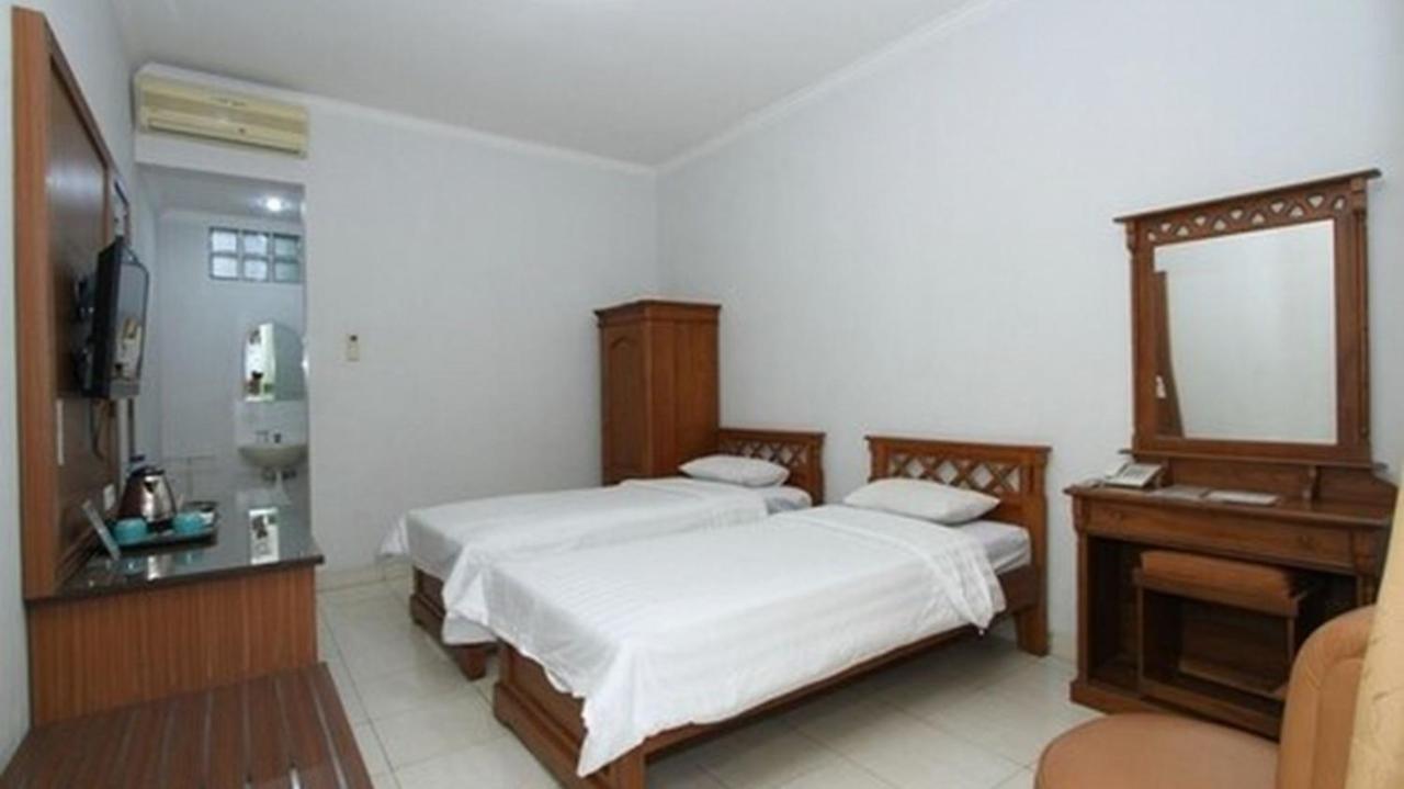 Hotel Besar Пурвокерто Екстериор снимка