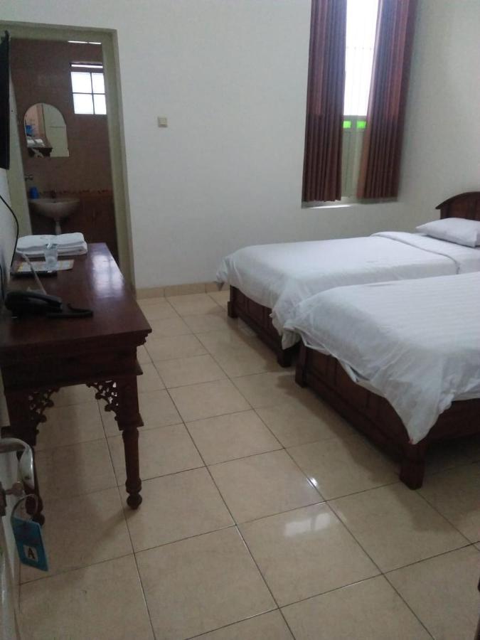 Hotel Besar Пурвокерто Екстериор снимка