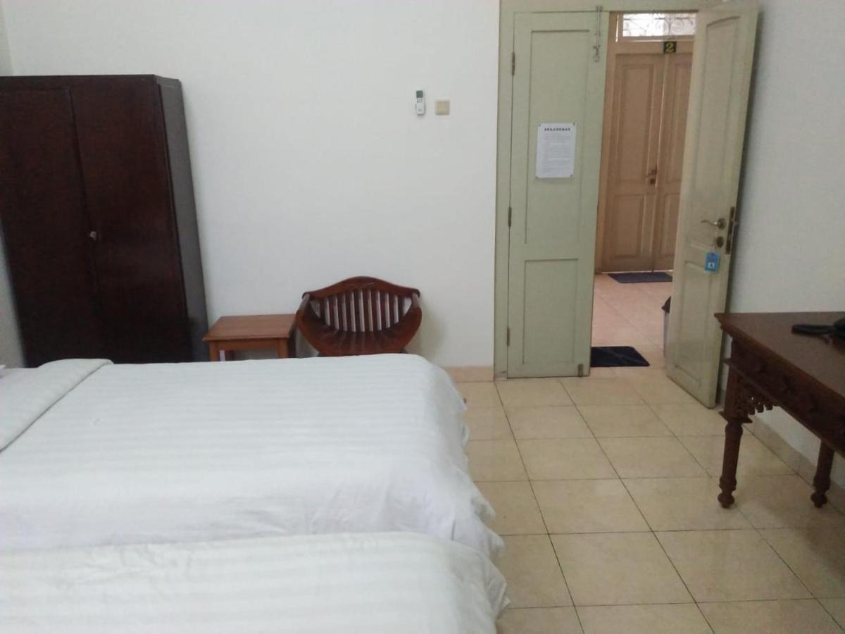 Hotel Besar Пурвокерто Екстериор снимка