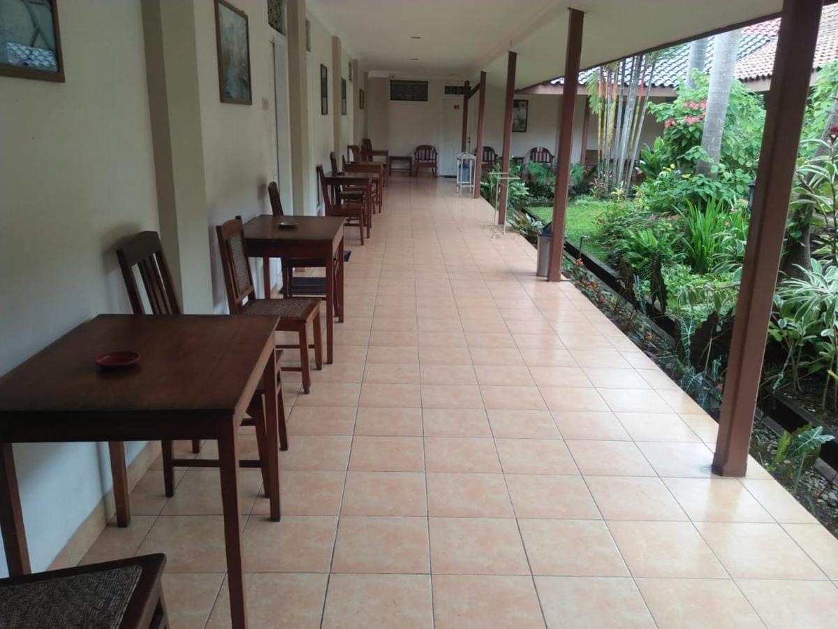 Hotel Besar Пурвокерто Екстериор снимка