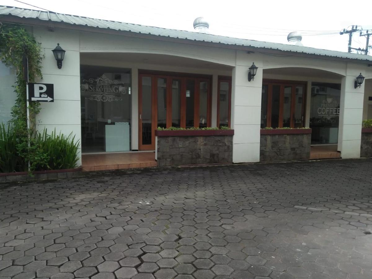Hotel Besar Пурвокерто Екстериор снимка