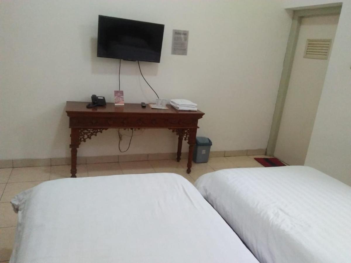 Hotel Besar Пурвокерто Екстериор снимка