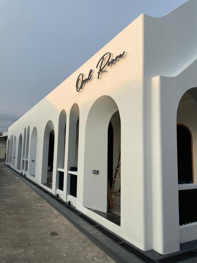 Hotel Besar Пурвокерто Екстериор снимка