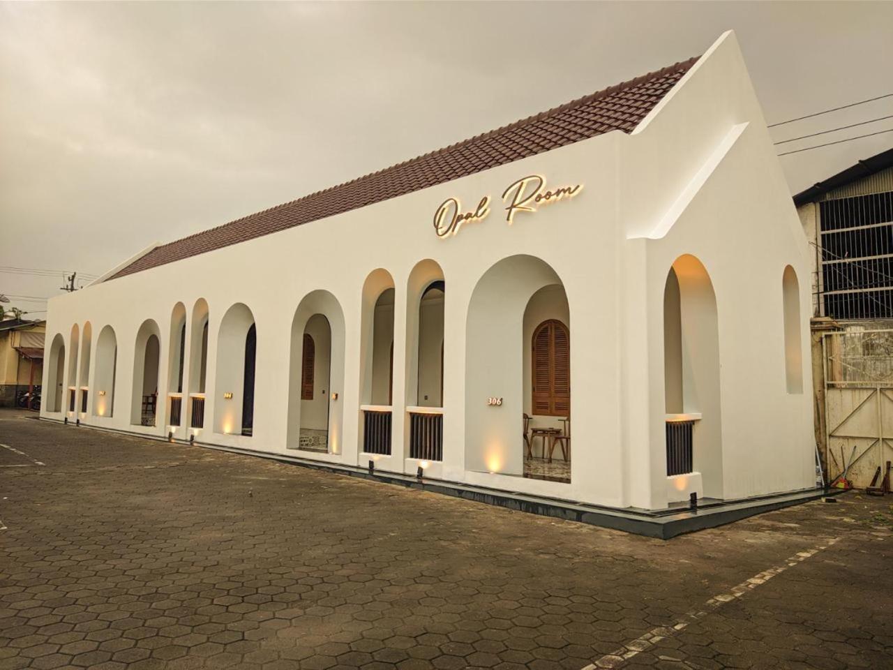 Hotel Besar Пурвокерто Екстериор снимка