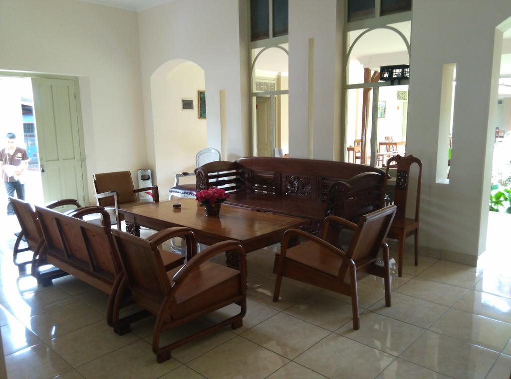 Hotel Besar Пурвокерто Екстериор снимка