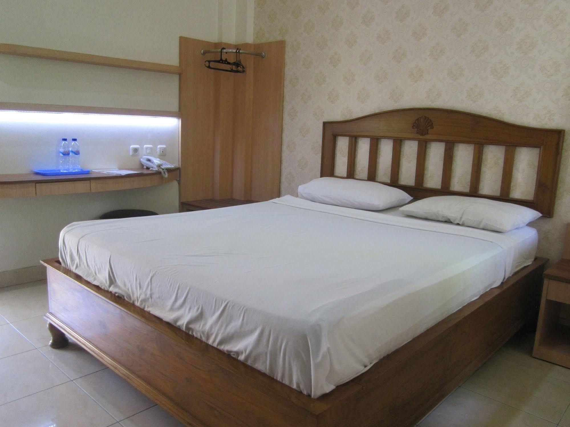 Hotel Besar Пурвокерто Екстериор снимка